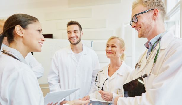 Conoce cómo trabajamos en los proyectos de medicina hospitalista Conoce cómo trabajamos en los proyectos de medicina hospitalista.