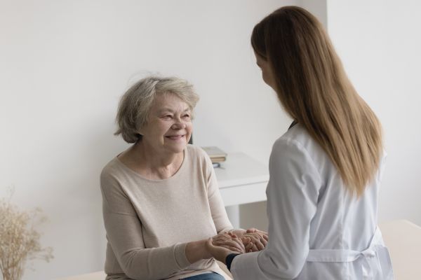 Planes de cuidado especializado para el adulto mayor.